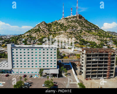 Hampton Inn & Suites by Hilton Hermosillo y Cerro de la Campana. Urbano, Paisaje paisaje de la Ciudad de Hermosillo, Sonora, Mexiko. Hotel Hilton en El Vado del Rio. Städtische Landschaft, Landschaft der Stadt Hermosillo, Sonora, Mexiko. (Foto: Luis Gutierrez/NortePhoto) Stockfoto