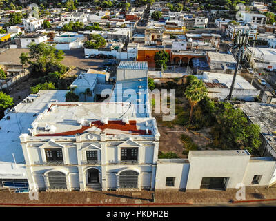 Altes Haus. Casa Antigua. Terrasse con Arboles y Palmeras. Palm. Urbano, Paisaje paisaje de la Ciudad de Hermosillo, Sonora, Mexiko. Städtische Landschaft, Landschaft der Stadt Hermosillo, Sonora, Mexiko. (Foto: Luis Gutierrez/NortePhoto) Stockfoto