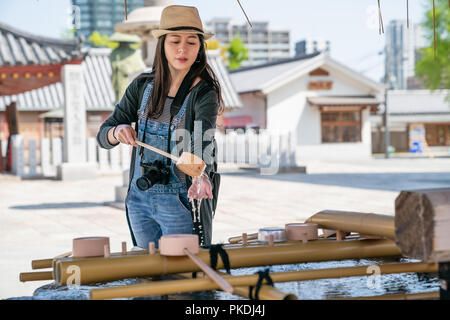 Attraktive Frau ihre Hände waschen für Reinigung und Reinigung vor dem Heiligtum gehen. Stockfoto