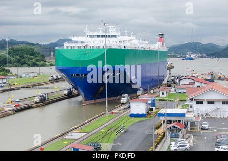 Ein Blick auf ein Schiff der Durchfahrt Panamakanal Miraflores Schleusen Stockfoto