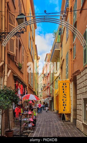 Monaco Ville, Monaco - Oktober 13, 2013: Straße eng mit dem Anbieter Ständen im Zentrum der Altstadt Vieille Ville Stockfoto