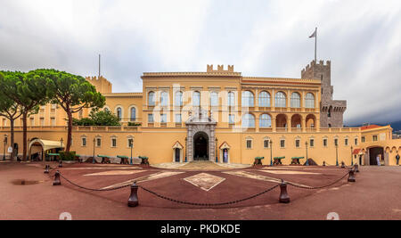 Monaco Ville, Monaco - Oktober 13, 2013: Panoramablick auf des Prinzen Palast auf dem Schlossplatz mit einem Leibwächter an die Post Stockfoto