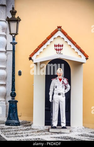 Monaco Ville, Monaco - Oktober 13, 2013: Leibwächter an, die den Post vor dem Prince's Palast auf dem Schlossplatz Stockfoto