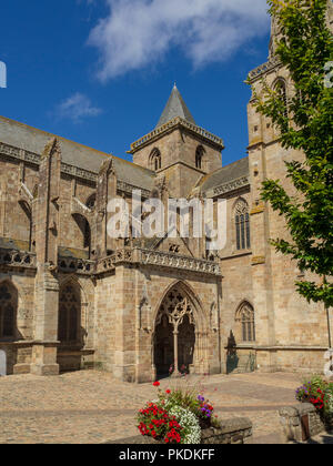 Südfassade mit der Veranda des Volkes, der Kathedrale von Tréguier, Bretagne, Frankreich. Stockfoto