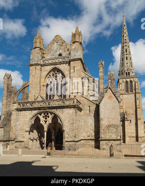 Die westliche Fassade (Portal der Aussätzigen), der Kathedrale von Tréguier, Bretagne, Frankreich. Stockfoto