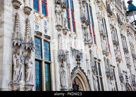 Brügge, Belgien - März 2018: Details der Fassade der Brügge Rathaus Gebäude am Burgplatz Stockfoto