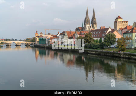 Stadtansicht mit Donau, Altstadt und Dom St. Peter in Regensburg, Bayern, Deutschland, Europa | Stadtbild mit der Donau und der Regensburger Dom Stockfoto