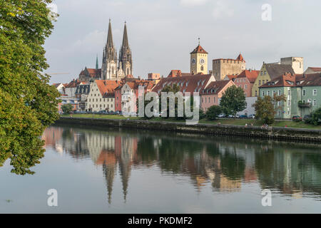 Stadtansicht mit Donau, Altstadt und Dom St. Peter in Regensburg, Bayern, Deutschland, Europa | Stadtbild mit der Donau und der Regensburger Dom Stockfoto