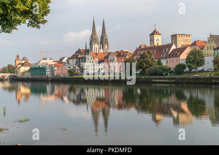 Stadtansicht mit Donau, Altstadt und Dom St. Peter in Regensburg, Bayern, Deutschland, Europa | Stadtbild mit der Donau und der Regensburger Dom Stockfoto