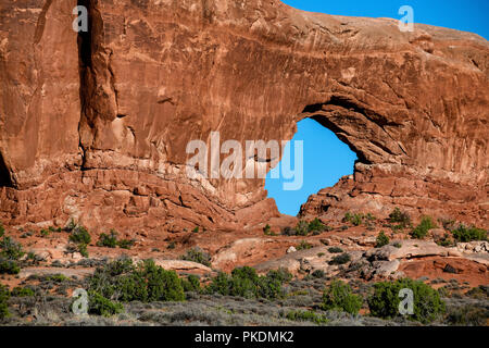 Norden Fenster Arch, Arches National Park, Moab, Utah, USA Stockfoto