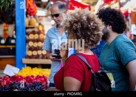 Käufer auf dem Carmel-markt in Tel Aviv, Israel Stockfoto