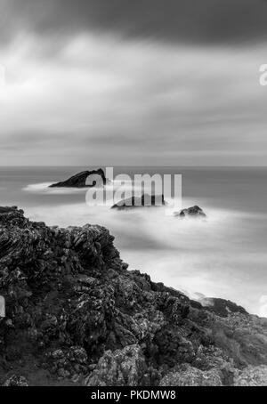 Gezeiten Surfen um Felsen, Pentire Punkt, Cornwall Stockfoto