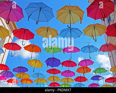 Bunte Sonnenschirme in einer Straße in Timisoara Stockfoto