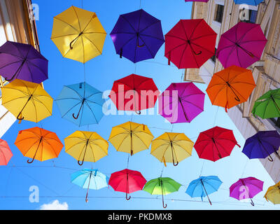 Bunte Sonnenschirme in einer Straße in Timisoara Stockfoto