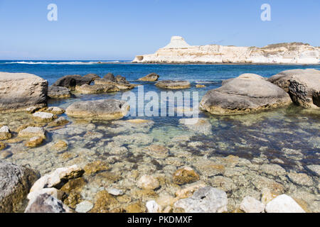Insel Gozo Kalksteinformationen und blaues Meer an einem sonnigen Tag Stockfoto