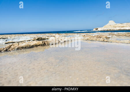 Insel Gozo natürliche Salines und Kalksteinformationen Stockfoto