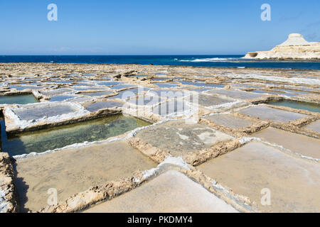 Insel Gozo natürliche Salines und Kalksteinformationen Stockfoto