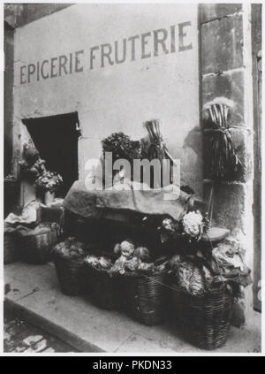 Epicerie Fruterie oder Obst Lebensmittelgeschäft Store in Frankreich 1915 fotografiert von Eugene Atget ein Pionier der dokumentarischen Fotografie, der jeden Tag das Leben und die Orte in Paris fotografiert. Stockfoto