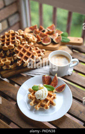 Wiener Waffeln mit Eis und Feigen. Dessert Stockfoto