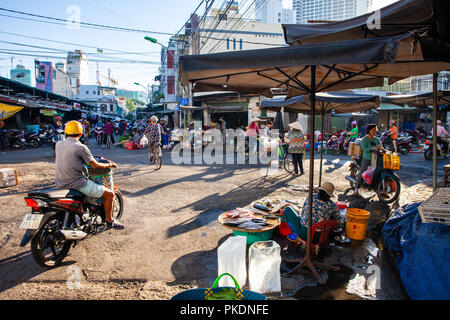 NHA TRANG, VIETNAM - AUGUST 06: Am frühen Morgen das Leben auf dem vietnamesischen Markt am August 06, 2018 in Nha Trang, Vietnam. Stockfoto