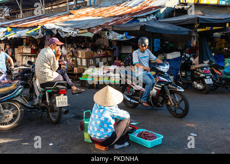 NHA TRANG, VIETNAM - AUGUST 06: eine Frau verkauft Fische am Markt getrocknete am August 06, 2018 in Nha Trang, Vietnam. Stockfoto