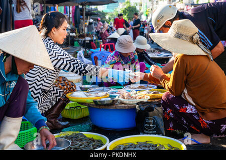 NHA TRANG, VIETNAM - AUGUST 06: eine Frau verkauft Meeresfrüchte an der Straße Markt am August 06, 2018 in Nha Trang, Vietnam. Stockfoto