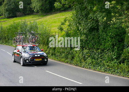 Unterstützung für die Radtour 2018 von Großbritannien nähert sich dem Dorf Coniston, Cumbria, England, UK. Stockfoto