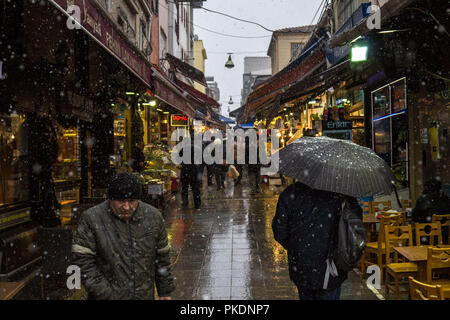 ISTANBUL, Türkei - 30. Dezember 2015: Main Street Market, von Kadiköy auf der asiatischen Seite der Stadt, mit Restaurants um, überfüllt, während einer Snow st Stockfoto