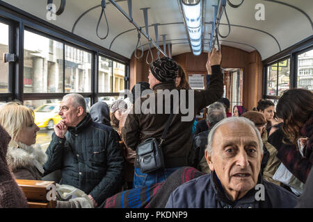 ISTANBUL, Türkei - 30. Dezember 2015: Voll inneren eines Istanbul Straßenbahn, mit Türkischen Menschen gepackt, während der Rush Hour auf der asiatischen Seite Bild von Stockfoto