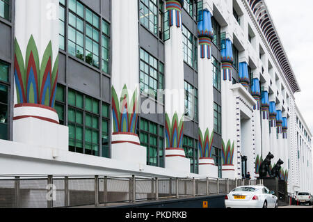 Detail der alten ägyptischen Stil Art Deco Carreras Zigarettenfabrik in Camden, schwarze Katze Markenzeichen des Unternehmens. Stockfoto