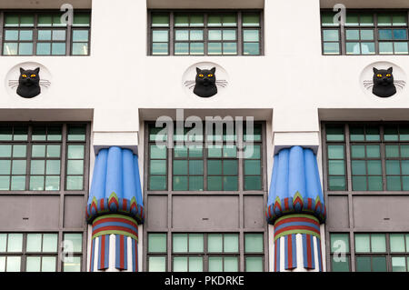 Detail der alten ägyptischen Stil Art Deco Carreras Zigarettenfabrik in Camden, schwarze Katze Markenzeichen des Unternehmens. Stockfoto