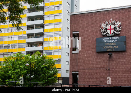 Corporation von London Schirm auf der Golden Lane Estate mit großer Arthur Haus im Hintergrund. Stockfoto