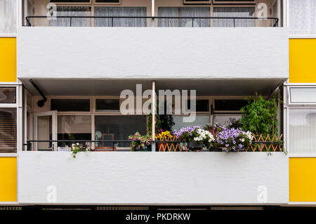 Ein bunter Blumen Garten auf dem Balkon des Großen Arthur Haus auf der Golden Lane Immobilien in der Londoner City. Stockfoto