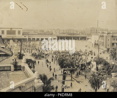 228 Vorfall in Taiwan 1947. Menschen versammeln sich vor dem Bahnhof von Taipei. Ort Taipei 228 Memorial Museum, Taipei City, Taiwan Stockfoto