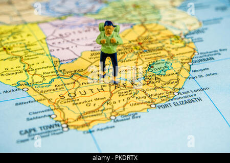 Nahaufnahme der Miniatur Figur der jungen Reisenden stehen auf große Karte Südafrika Stockfoto