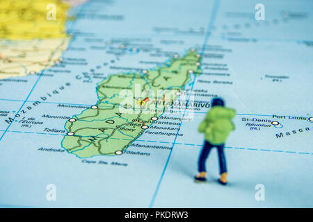 Nahaufnahme der Miniatur Figur der jungen Reisenden stehen auf große Karte Madagaskar Stockfoto