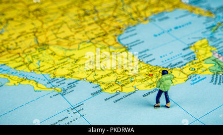 Nahaufnahme der Miniatur Figur der jungen Reisenden stehen auf große Karte Mexiko Stockfoto