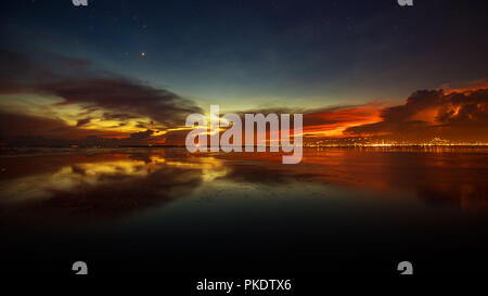 Mactan Riffdach Gewitter und Sonnenuntergang Stockfoto