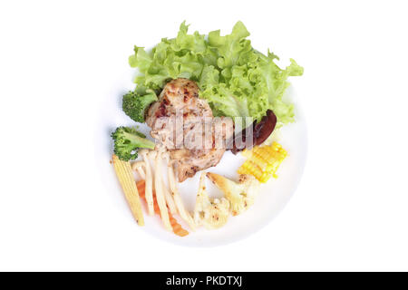 Von Chicken steak isoliert und gegrilltem Gemüse, Chinakohl, geschnitten, Mais, Mais, Karotten, Mais, Pilze und Brokkoli Stockfoto