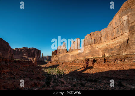 Die Courthouse Towers Felsformationen aus Sicht der Park Avenue Arches National Park in der Nähe von Moab, Utah, USA Stockfoto