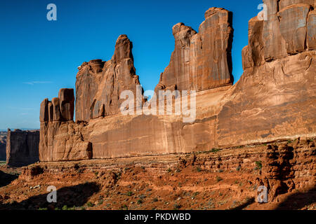 Die Courthouse Towers Felsformationen aus Sicht der Park Avenue Arches National Park in der Nähe von Moab, Utah, USA Stockfoto