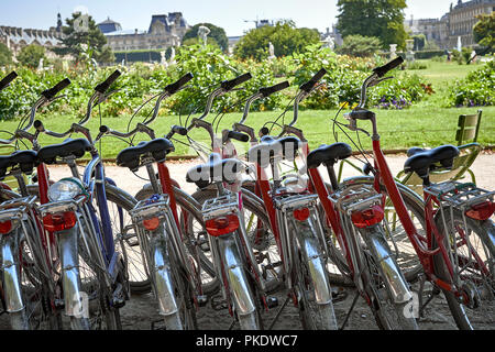 Altes Fahrrad in der Straße geparkt Stockfoto