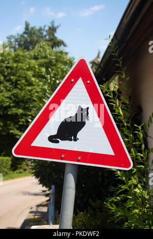 Eine ungewöhnliche Schild in Deutschland Autofahrer rechtzeitig über Katzen. Stockfoto