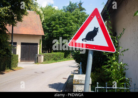 Eine ungewöhnliche Schild in Deutschland Autofahrer rechtzeitig über Katzen. Stockfoto