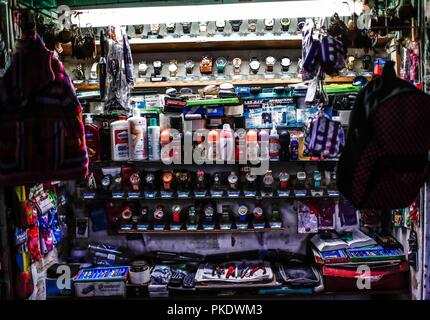 Miselanea waren im historischen Zentrum von Hermosillo, Sonora, Mexiko. Verkauf und Mischung der verschiedenen Dinge wie Uhren, Deodorants und Zubehör. (Foto: Luis Gutierrez/NortePhoto) miselanea puesto de Mercancia en El Centro Historico de Hermosillo, Sonora, Mexiko. Venta y mezcla de cosas diversas Como relojes, desodorantes y accesorios. (Foto: Luis Gutierrez/NortePhoto) Stockfoto