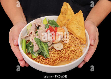 Chinesisches Essen, knusprigen Nudeln und in der chinesischen Kale crisy Wan-Tan-Suppe mit gebratenen softed softed Schweinefleisch, Tofu, Karotte, Pilze und roter Chili. Stockfoto