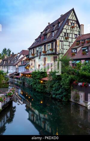 Gebäude und Kanal von Klein-Venedig (Petit Venise), Colmar, Elsass, Frankreich Stockfoto