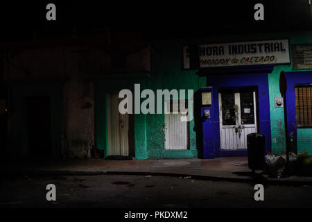 Sonora industrielle Unternehmen auf die Reparatur von Schuhen gewidmet. Eine Nacht im historischen Zentrum von Hermosillo, Sonora, Mexiko. (Foto: Luis Gutierrez/NortePhoto)... Negocio Sonora Industriellen dedicados a la reparacion de Calzado. Una noche en El Centro Historico de Hermosillo, Sonora, Mexiko. (Foto: Luis Gutierrez/NortePhoto)... Stockfoto