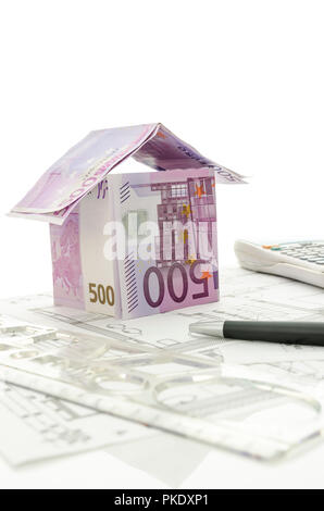 Architektonisches Projekt mit Haus aus Geld. Home Anlage Konzept. Stockfoto