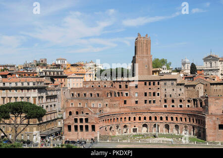 Italien, Latium, Rom, Fori Imperiali, die allgemeine Ansicht der wiederhergestellten Märkte des Trajan. Stockfoto